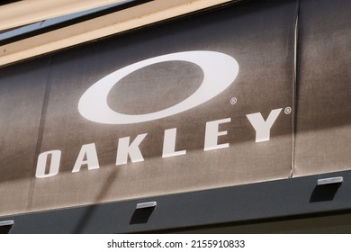 Bordeaux , Aquitaine  France - 05 08 2022 : Oakley logo brand and text sign on facade entrance shop in modern shopping mall store
