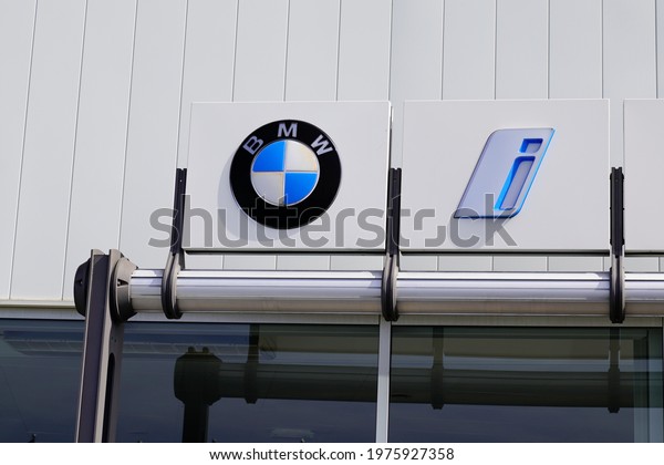 Bordeaux , Aquitaine France - 05 14 2021 : bmw car\
logo sign and brand text of shop automobile dealership motorsport\
electric store