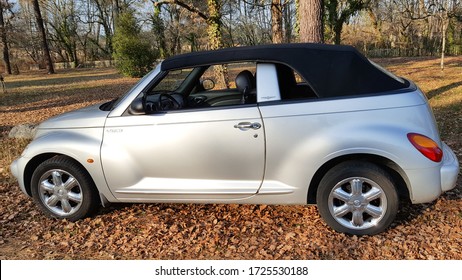 pt cruiser images stock photos vectors shutterstock https www shutterstock com image photo bordeaux aquitaine france 05 2020 chrysler 1725530188