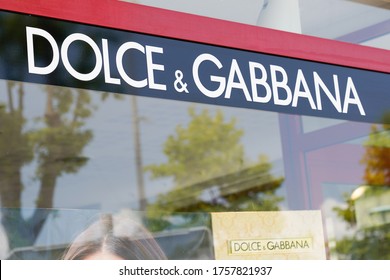 dolce and gabbana sign