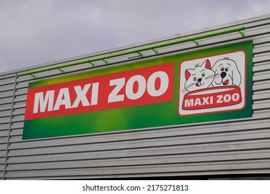 Bordeaux , Aquitaine  France - 07 04 2022 : Maxi Zoo Logo Brand And Text Sign On Pet Store And Animal Accessories Shop Facade