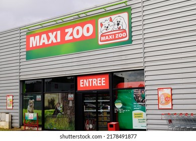 Bordeaux , Aquitaine  France - 07 04 2022 : Maxi Zoo Logo Brand And Text Sign On Entrance Shop Facade Pet Store And Animal Accessories