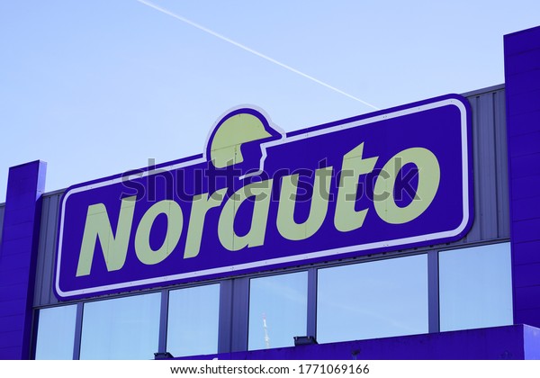 Bordeaux , Aquitaine\
/ France - 07 05 2020 : norauto logo and helmet sign on car repair\
store station french\
shop