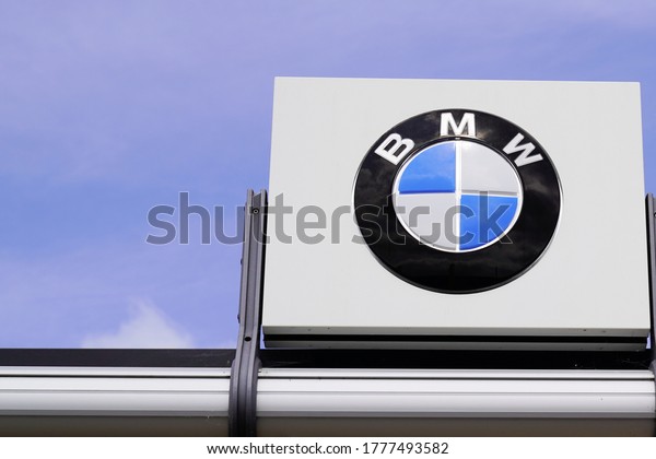 Bordeaux , Aquitaine / France - 07\
07 2020 : BMW logo sign of car dealership store automakers\
shop