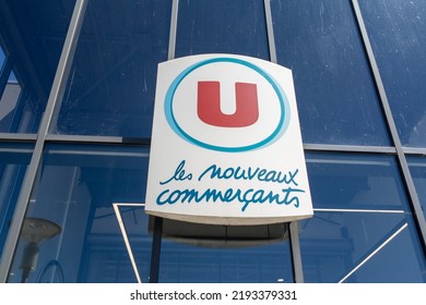 Bordeaux , Aquitaine  France - 08 20 2022 : Super U Logo Text And Brand Sign On Windows Facade Supermarket U Store French Shop Market