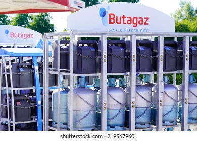 Bordeaux , Aquitaine  France - 08 23 2022 : Butagaz Logo Brand And Text Sign On Panel Gas Bottle Storage Cage Cylinder For Sale