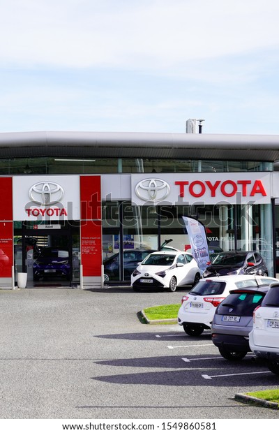 Bordeaux , Aquitaine /
France - 10 17 2019 : Toyota store Automobile shop car Dealership
vehicle Sign logo