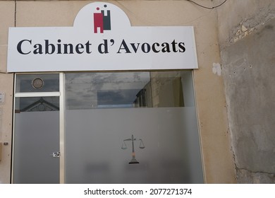 Bordeaux , Aquitaine France - 11 11 2021 : Lawyer Cabinet Avocat Text Sign And Brand Logo French On Wall Building Office Counsel Entrance Agency Solicitor In France