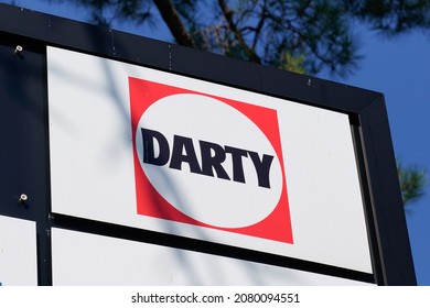 Bordeaux , Aquitaine France - 11 11 2021 : Darty Logo Brand And Text Sign On Store Facade High Tech French Shop