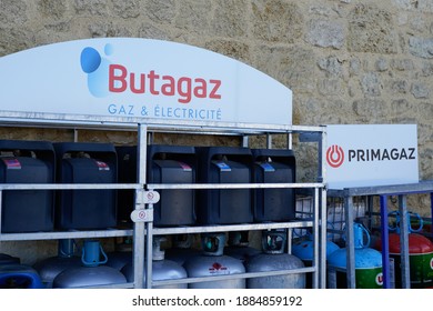 Bordeaux , Aquitaine  France - 12 25 2020 : Butagaz Primagaz Logo Brand And Text Sign On Gas Bottle Storage Cage In Shop Outdoor