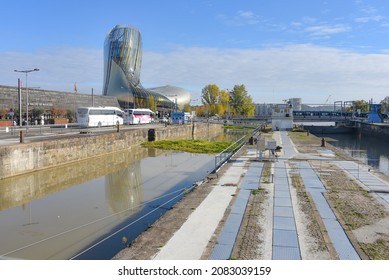 Bordeaux, France - 7 Nov, 2021: Cite Du Vin Wine Museum And Quayside Area In Bordeaux, France