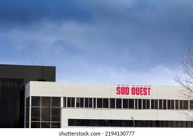 BORDEAUX, FRANCE - FEBRUARY 20, 2022: Sud Ouest Logo In Front Of Their Headquarters Bordeaux, France. Sud Ouest Is A Local News And Events Newspaper And Press Group From Southwestern France.


