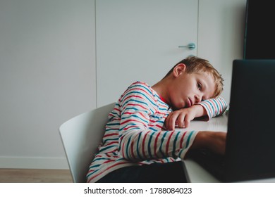 Langweiliger und trauriger Teenager, der Computer anschaut, Kinder, die es satt haben, online zu kommunizieren und zu lernen