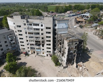 Borodyanka, Ukraine - 12. Mai 2022: Chaos und Zerstörung auf den Straßen von Borodyanka infolge des Angriffs russischer Invasoren
