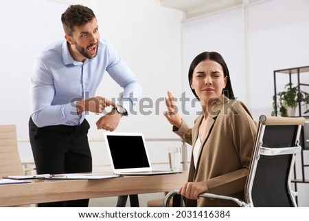 Boss screaming at employee in office. Toxic work environment Foto stock © 