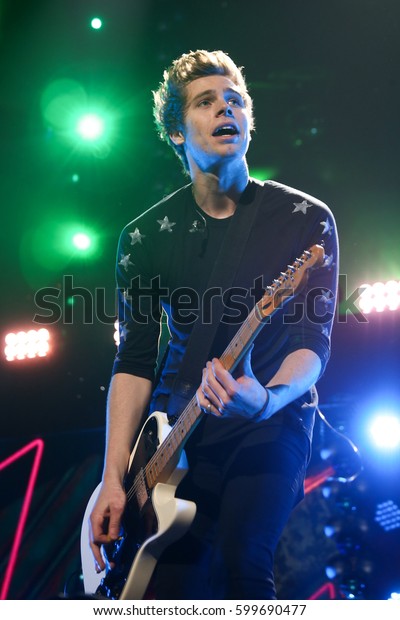 Foto De Stock Sobre Bostondec 14 Singer Luke Hemmings 5 Editar