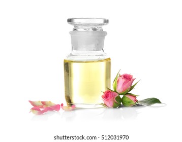 Flasche mit Aromaöl mit Rosen auf weißem Hintergrund