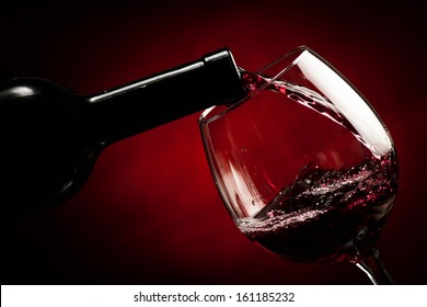 Flasche Füllung des Glases Wein - Spritze von köstlichen Geschmack.