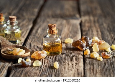 Eine Flasche frischem ätherisches Öl auf einem Tisch
