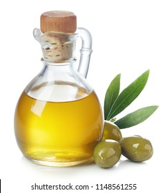 Бутылка свежего оливкового масла и зеленых оливок с листьями, изолированными на белом фоне
