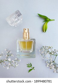 Flasche-Parfüm-Blume auf buntem Hintergrund