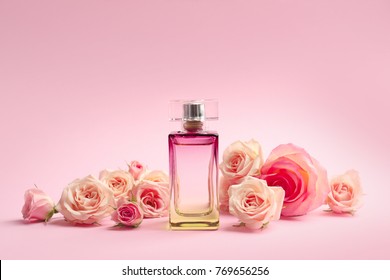 Bouteille de parfum avec fleurs sur fond flou