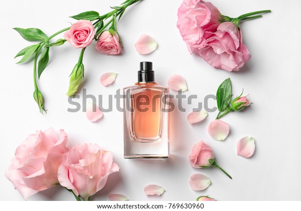 白い背景に香水のボトルと花 の写真素材 今すぐ編集