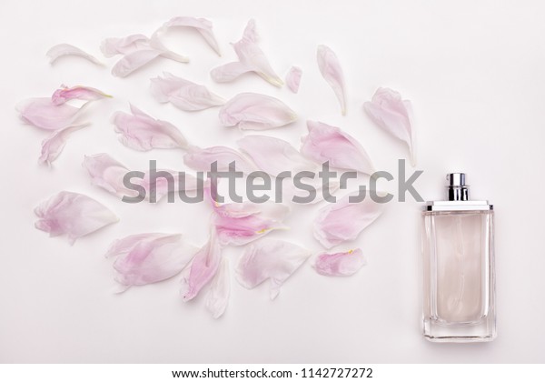 Flasche Parfum Mit Duft Von Blumen Stockfoto Jetzt Bearbeiten