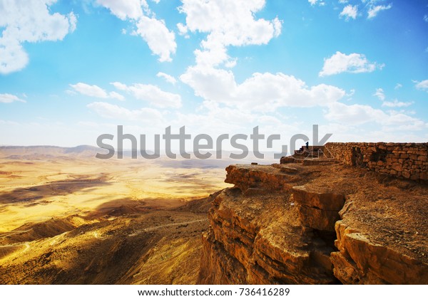 ラモン クレーター マフテシュ ラモン の底は 北から見た高い岩だらけの崖っぷちから見た 世界最大の大きさで ラモン自然保護区 ミッツペ ラモン ネゲフ砂漠 イスラエル の写真素材 今すぐ編集