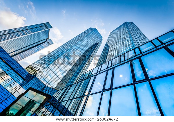 青空を背景にしたビジネス街の現代の高層ビルの底 の写真素材 今すぐ編集