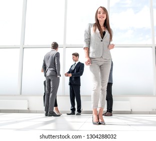 Bottom-View.Junge Geschäftsfrau in einer geräumigen Lobby