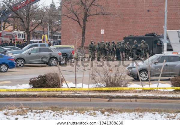 Boulder,\
Colorado USA - March 22, 2021: Police and SWAT officer in front of\
King Soopers - the scene of a mass\
shooting