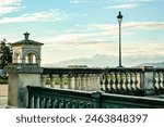 Boulevard des Pyrénées  dans la ville de Pau avec sa vue sur les montagnes