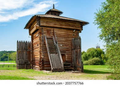 The boundless forests of the Russian North supplied the architects with the only available building material. Houses, palaces, churches and fortresses were masterfully built from wood.       