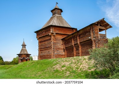 The boundless forests of the Russian North supplied the architects with the only available building material. Houses, palaces, churches and fortresses were masterfully built from wood.       