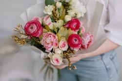 Bouquet Pour La Mariée Dans Les Mains Des Femmes. Fleurs Pour Le Mariage. Leukadendron, Ranunculus, Genista. Tulipes, Roses, Chapeau De L'oeillet