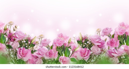 Ein Strauß mit feinen rosa Rosen, Sommerblumen. Blumenhintergrund.Eustoma.