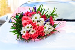 A Bouquet Of Flowers Is Located On The Car. Natural Lighting. Flowers Of Roses And Daisies