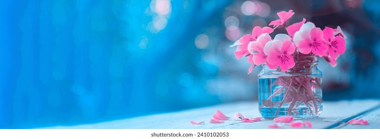 Un ramo de flores de primavera rosadas en un jarrón de vidrio Foto de stock