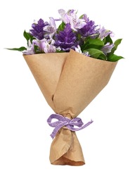 Bouquet De Fleurs Violettes Dans Un Cornet D'emballage Artisanal Attaché à Un Ruban De Toile Isolé Sur Blanc