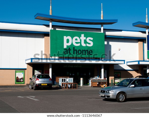 Bourne Retail Park,
Southampton Road, Salisbury, Hampshire, England - May 14, 2018,
Pets at Home is the largest pet supplies retailer in the UK with
more than 370 stores