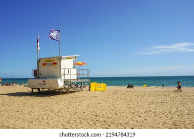 Bournemouth, Dorset, England - 08.26.2022 - Life Guard Hut On Sandy Beach In Bournemouth UK. Sea View From Popular Tourist Beach In South Of England. Summer At The Beach