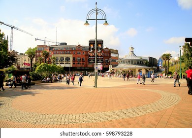 Bournmouth, Dorset, UK. September 30, 2014.  The Busy People Meeting Place At The Town Centre Square At Bournemouth In Dorset.