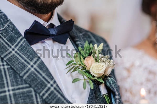Boutonniere on the groom\'s\
jacket