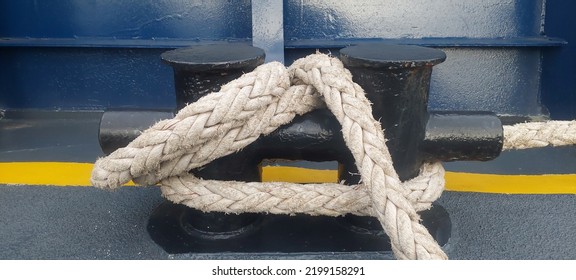 Bowknot Rope On The Retaining Pole