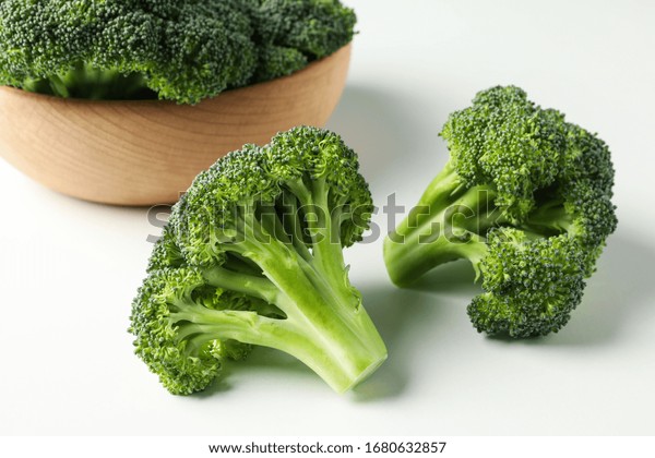 白い背景に鉢とブロッコリー 接写 新鮮な野菜 の写真素材 今すぐ編集