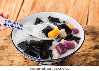 A Bowl Of Chinese Herbal Fruit Traditional Sweets，Grass Jelly, 