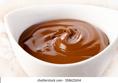 Schokoladencreme-Schüssel. Selektiver Fokus
