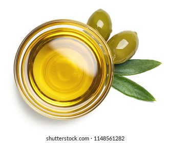 Чаша свежего оливкового масла и зеленых оливок с листьями, изолированными на белом фоне. Вид сверху