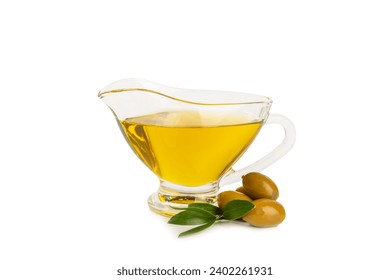 Tazón de aceite de oliva fresco y aceitunas con hojas aisladas en fondo blanco. Delicioso aceite de oliva en un bol de vidrio. botella de aceite de oliva.